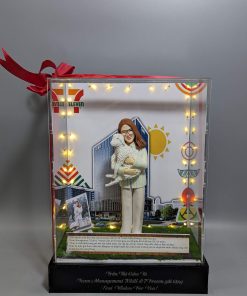 give a gift on March 8 to a female boss